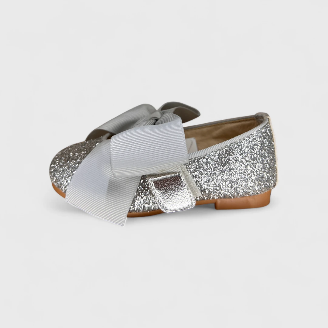 Серебристые балетки с бантом