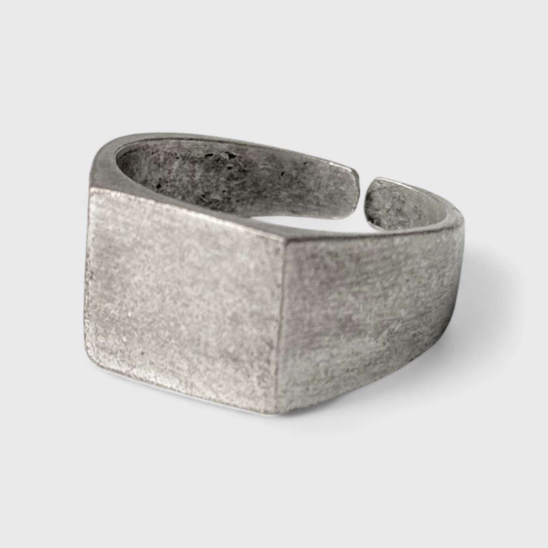 Серебряное кольцо квадратной формы