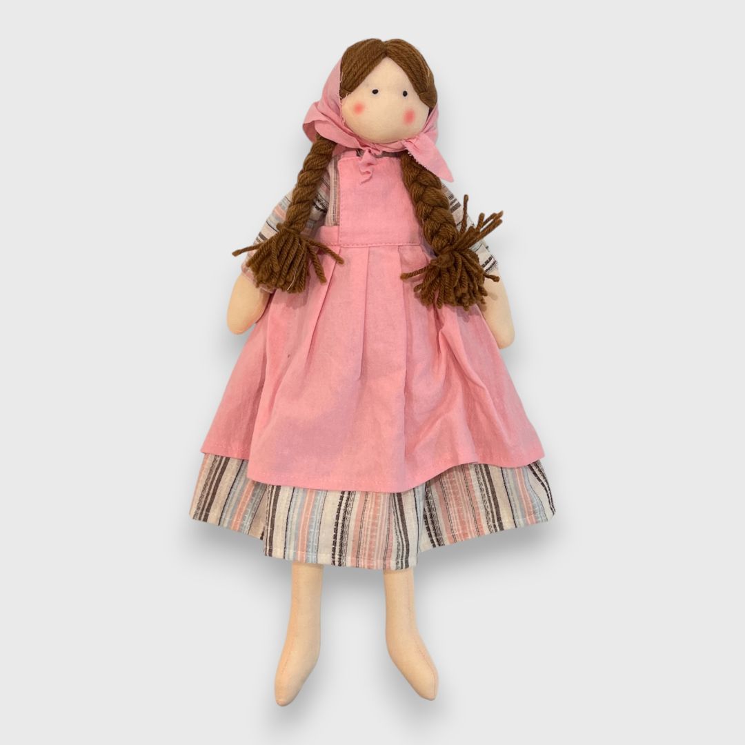 Кукла в розовом платье с косами