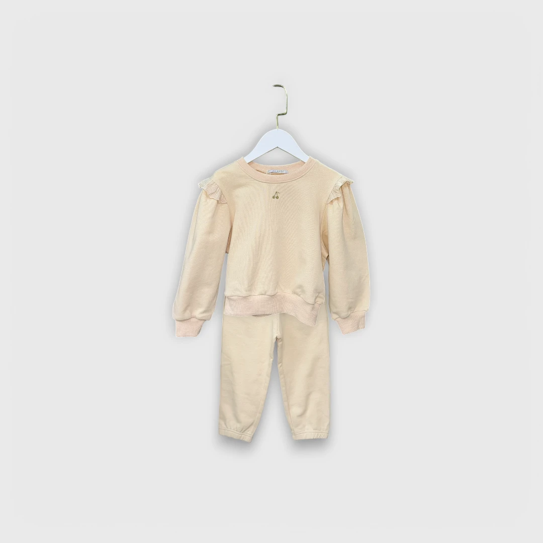 Кремовый костюм с рюшами