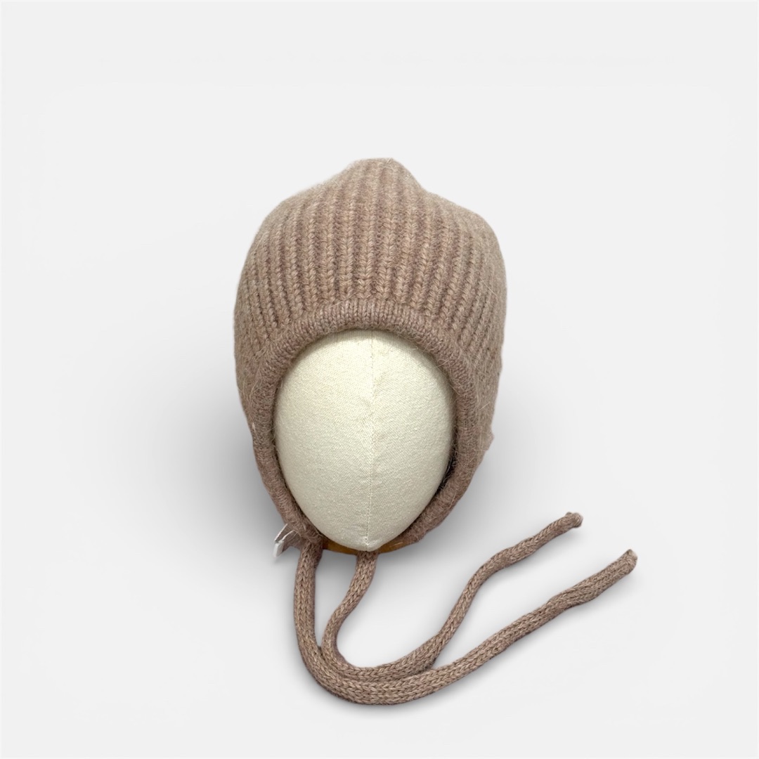 Бежевый вязаный капор