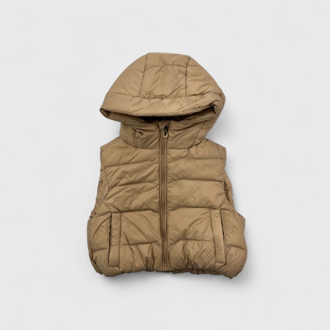 Бежевый утепленный жилет с капюшоном