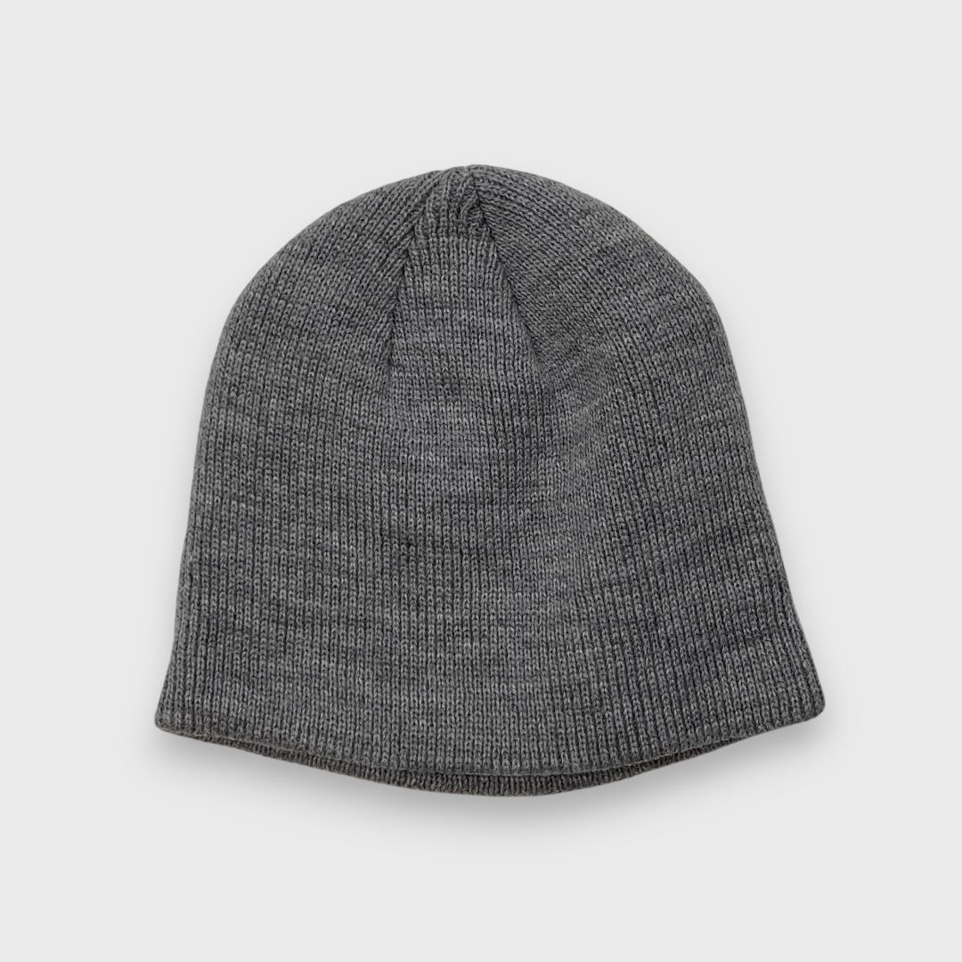 Серая шапка из мягкой пряжи
