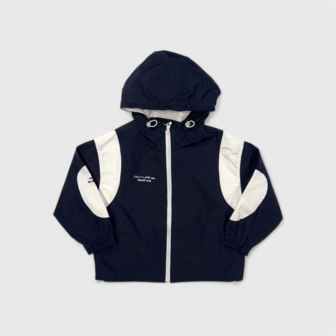 Темно-синяя куртка с капюшоном