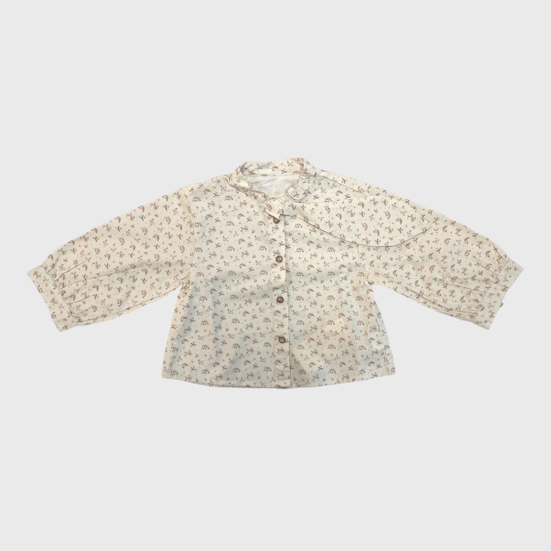 Нежная рубашка бежевого цвета с бантом на воротнике