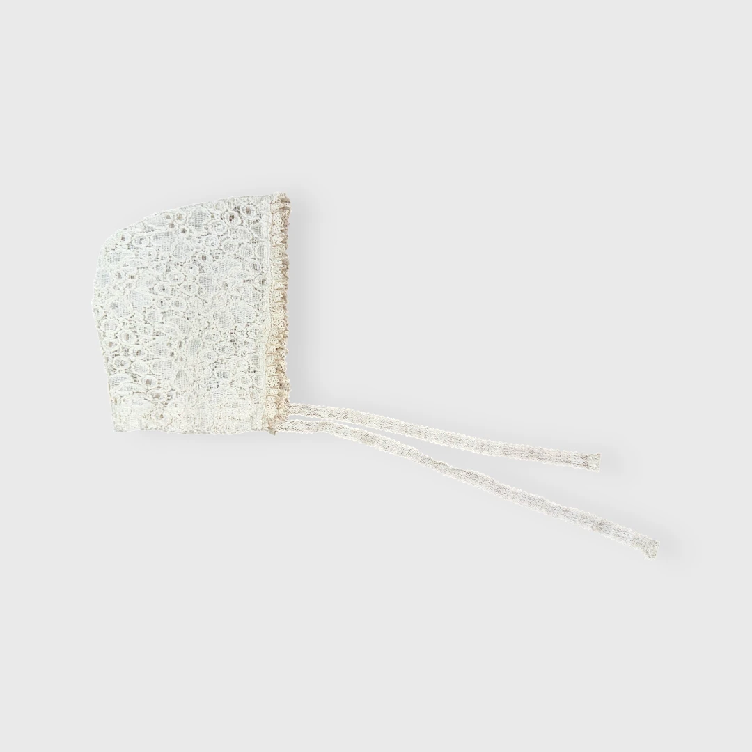 Белый кружевной чепчик