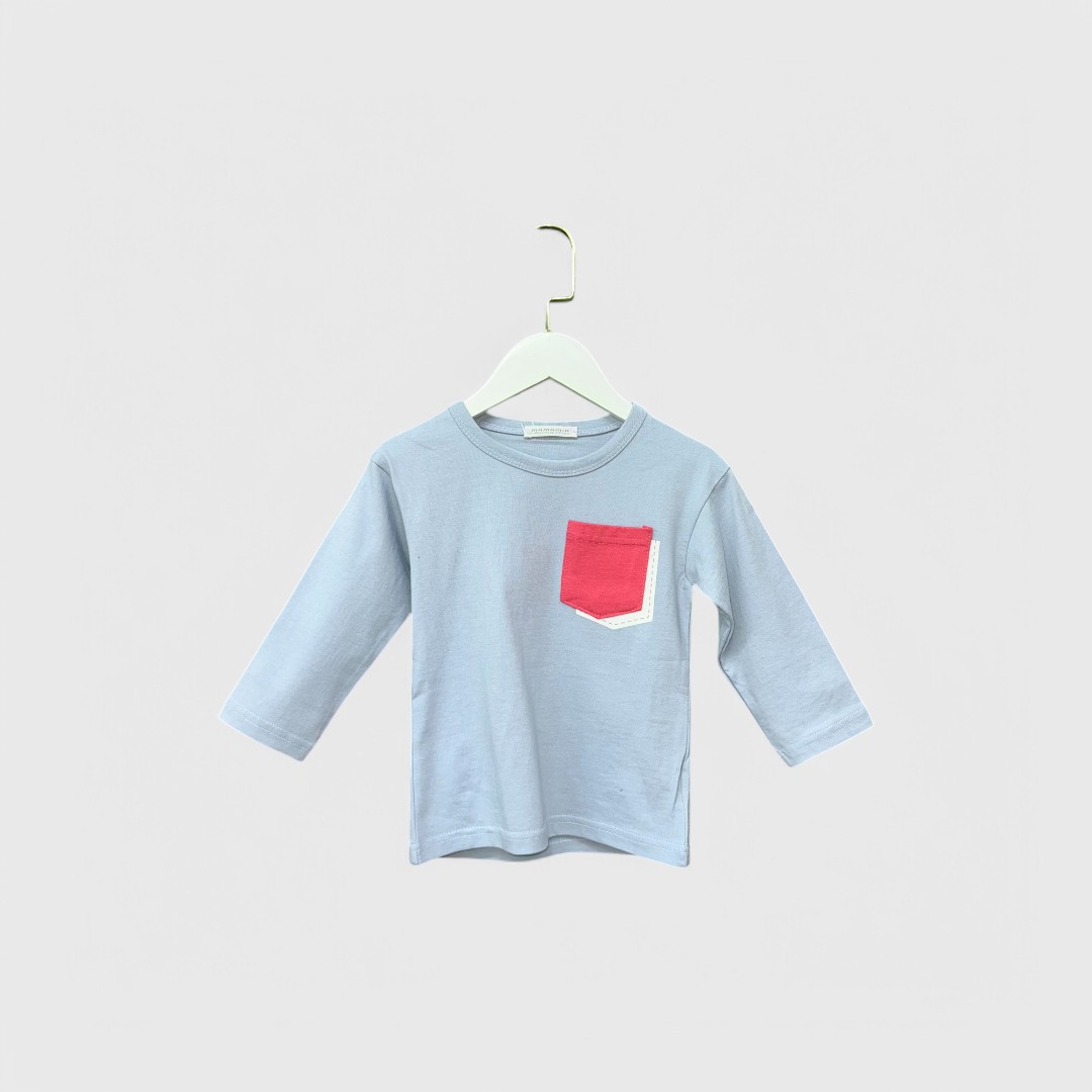 Голубая кофта с красным карманом