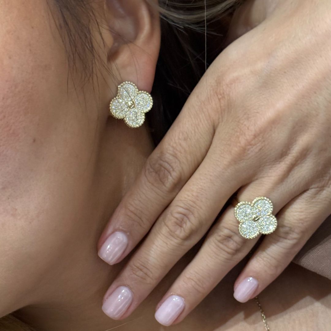 Золотые серьги, кулон и кольцо 