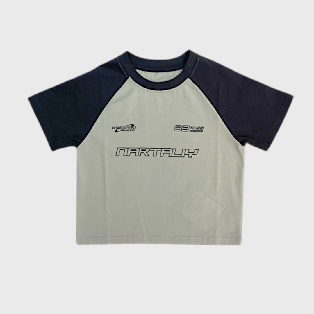 Серая футболка с черными рукавами