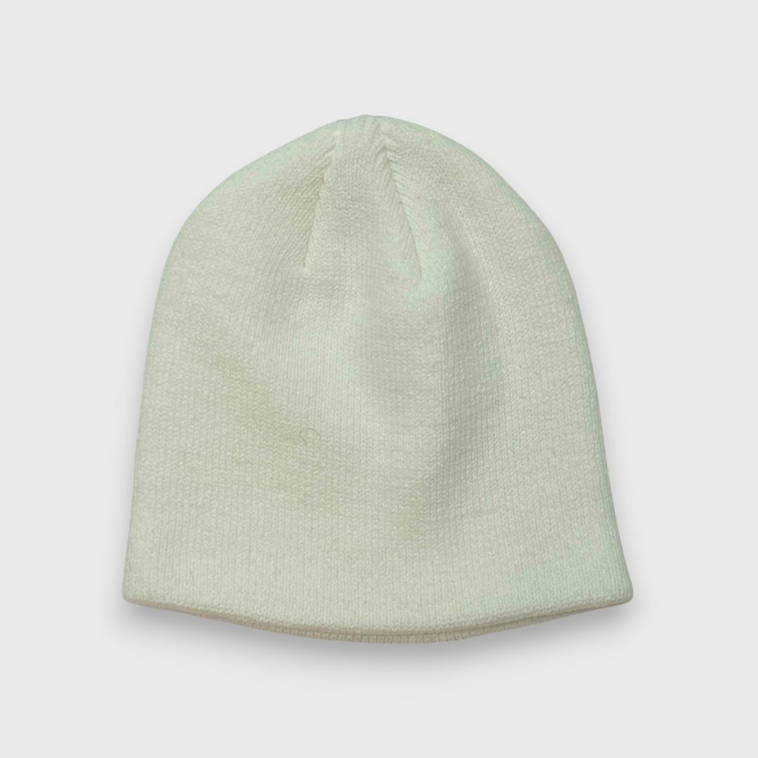 Белая вязаная шапка