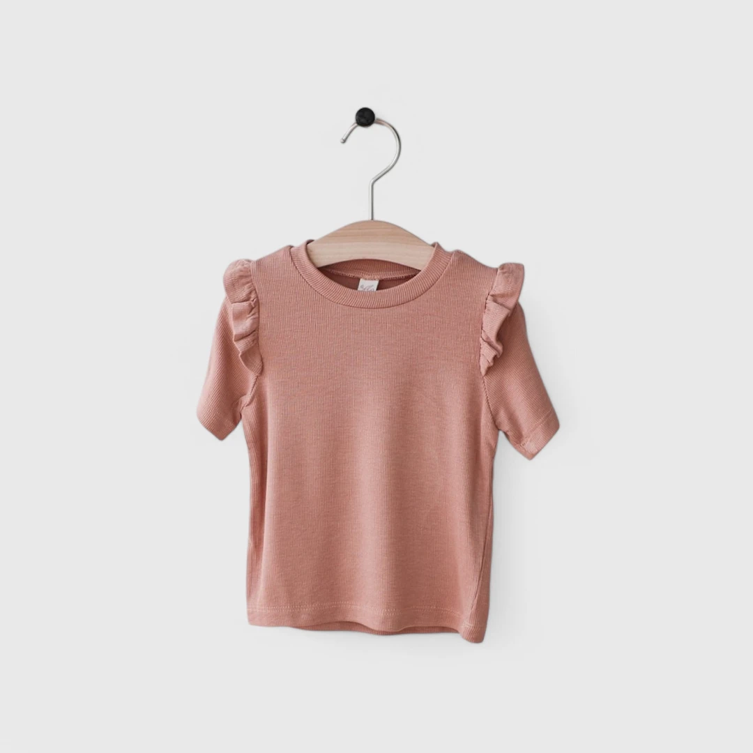 Розовая футболка с рюшами