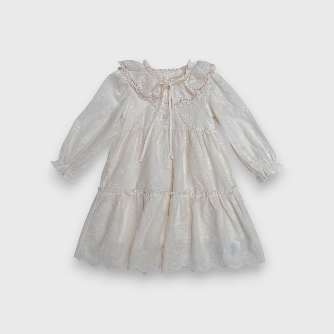 Белое платье с рюшами и воротником