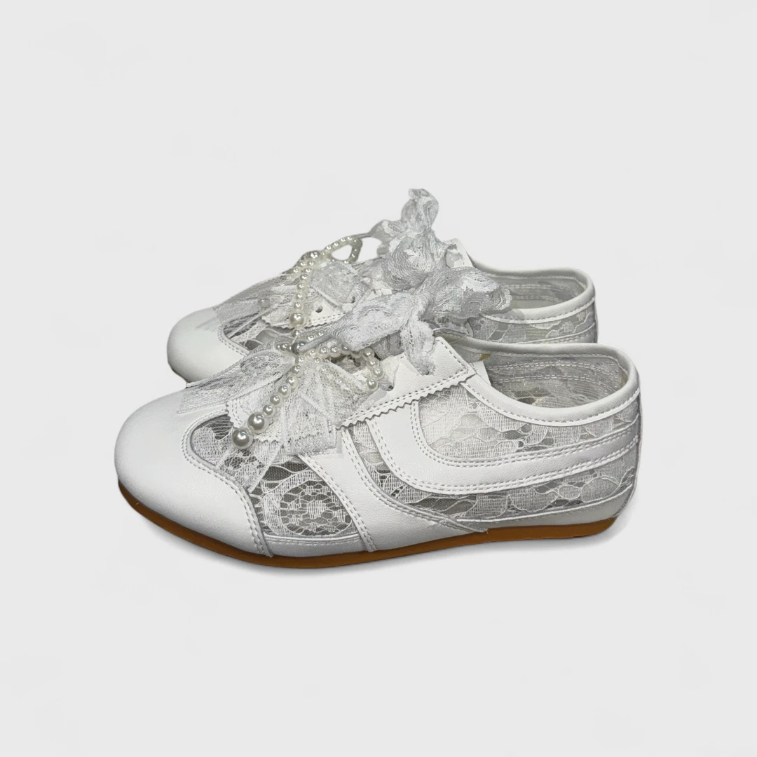 Белые балетки с кружевом и бусинами