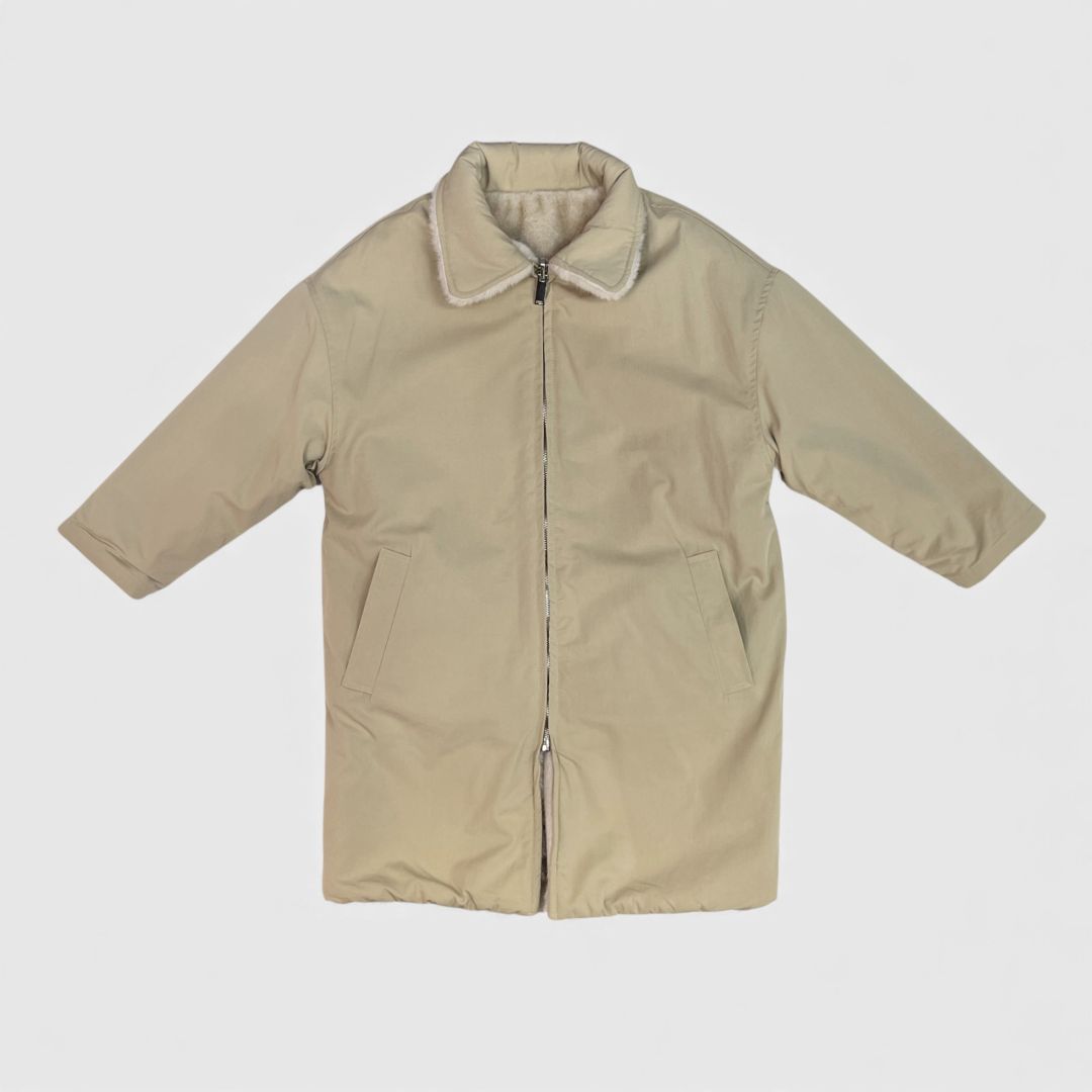 Бежевый утеплённый плащ