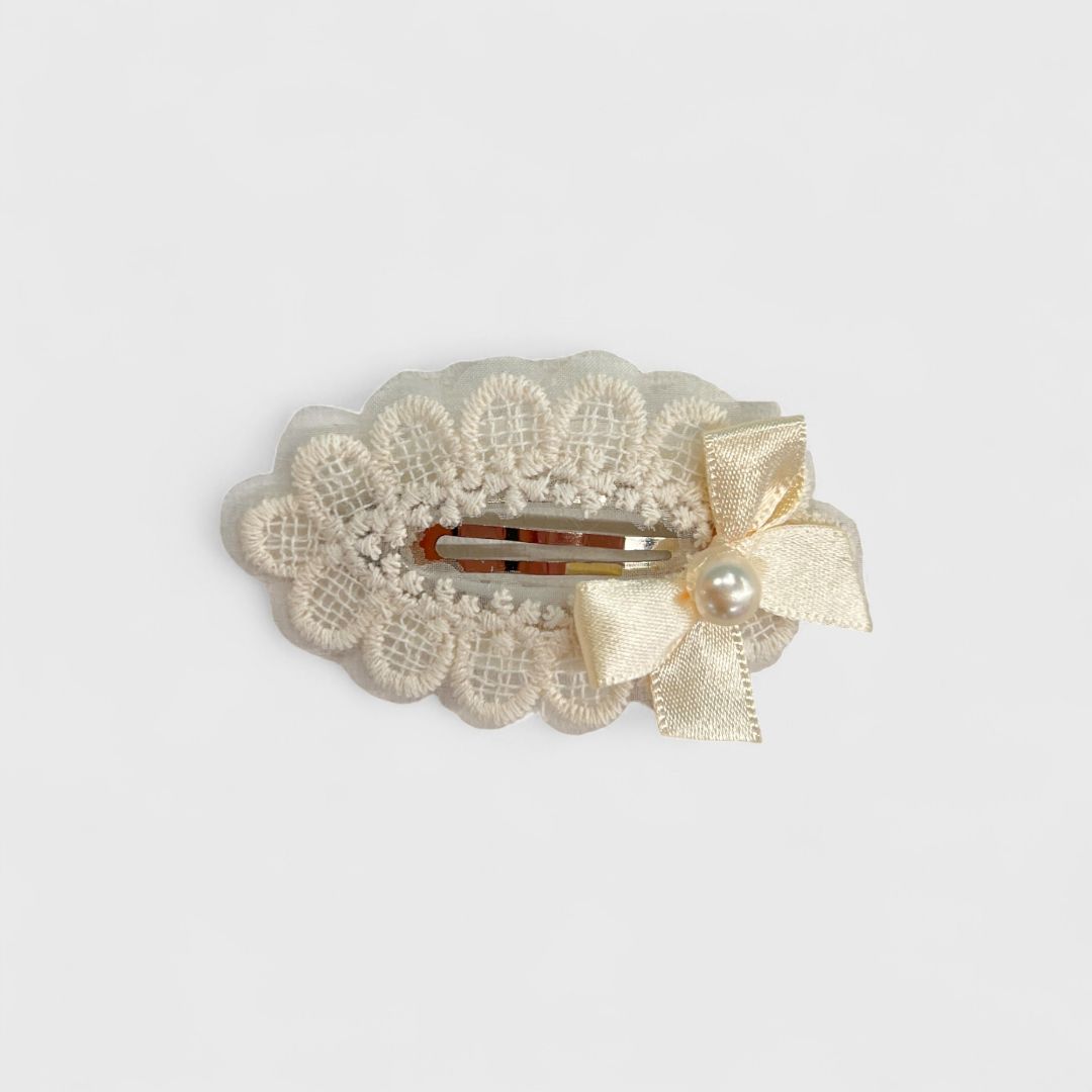 Бежевый заколка с бантом и бисером