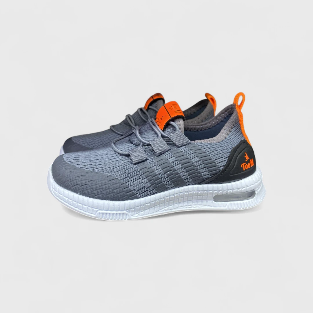 Серые кроссовки с оранжевыми акцентами