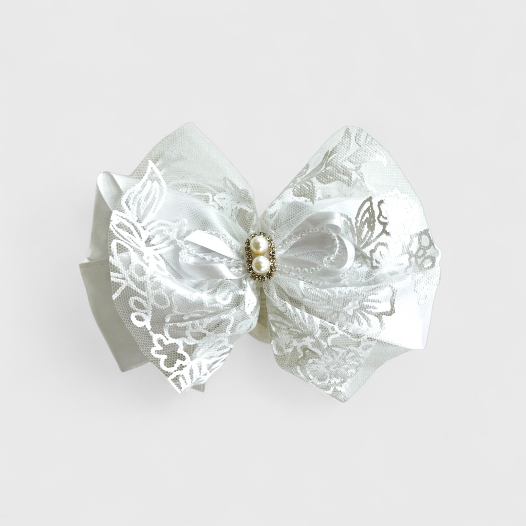 Белый бант с кружевом и жемчугом