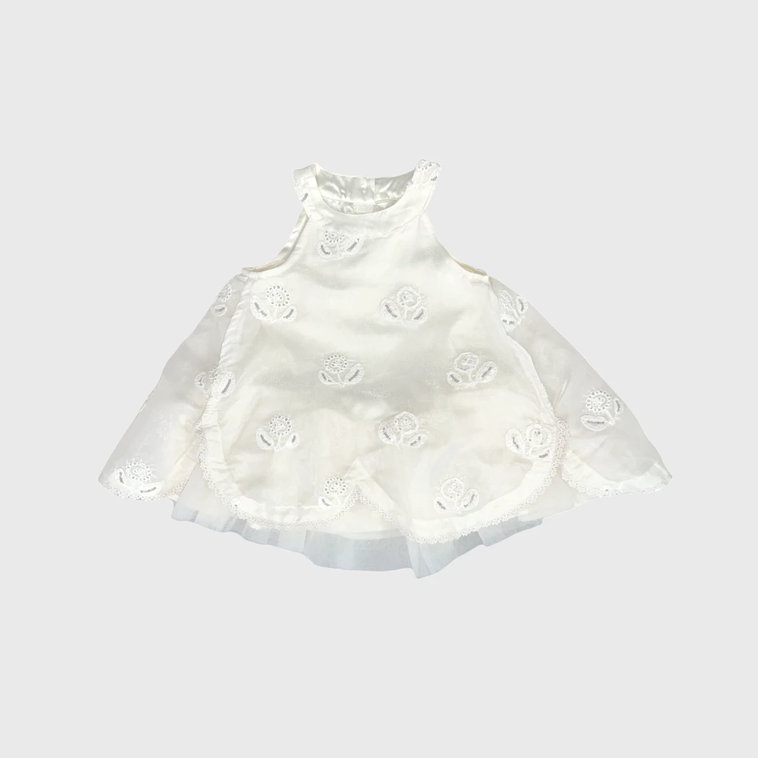 Бежевое платье с вышивкой