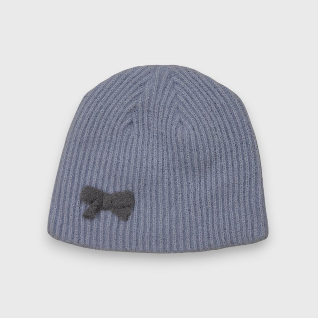 Серая вязаная шапка с бантом