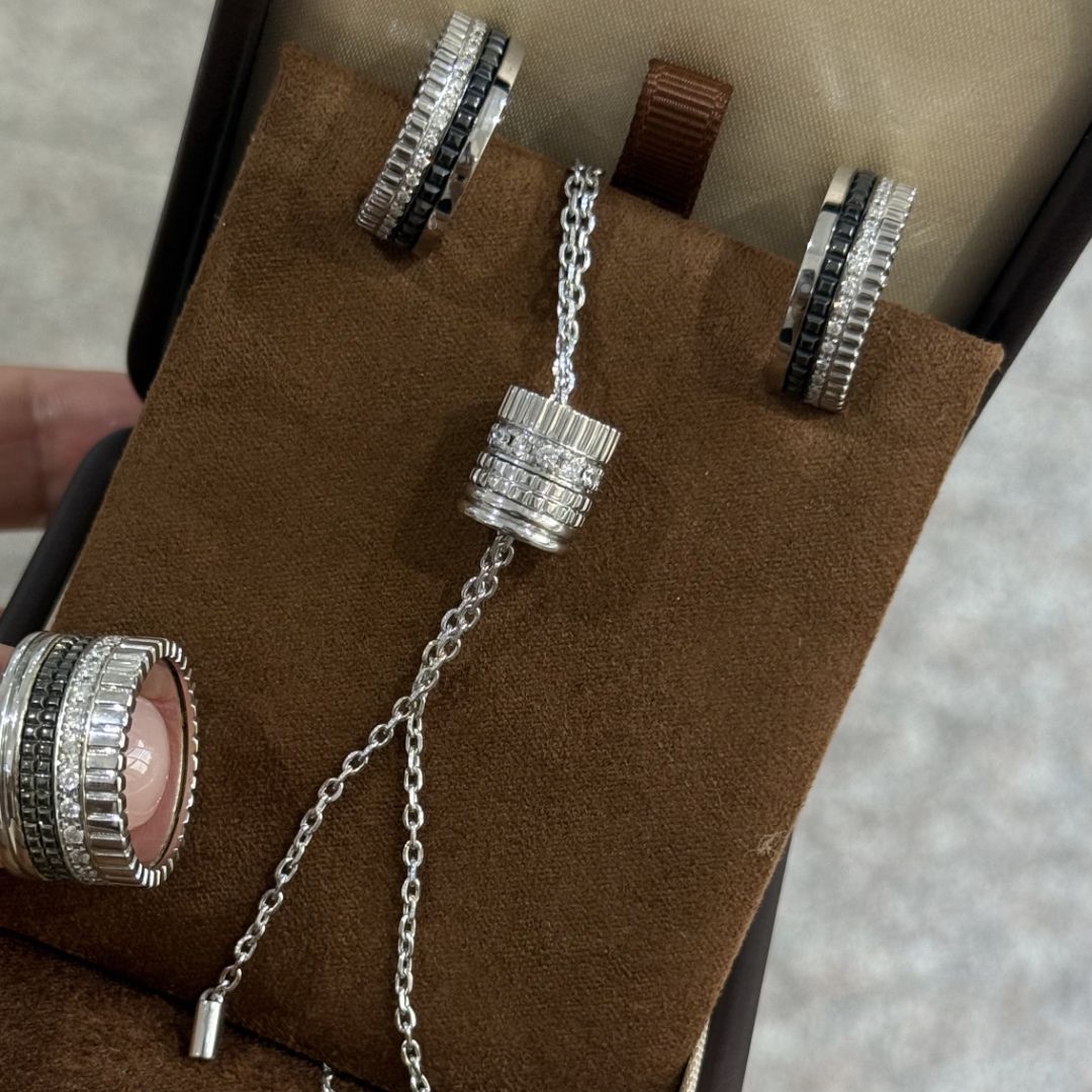 Набор с белыми и черными бриллиантами