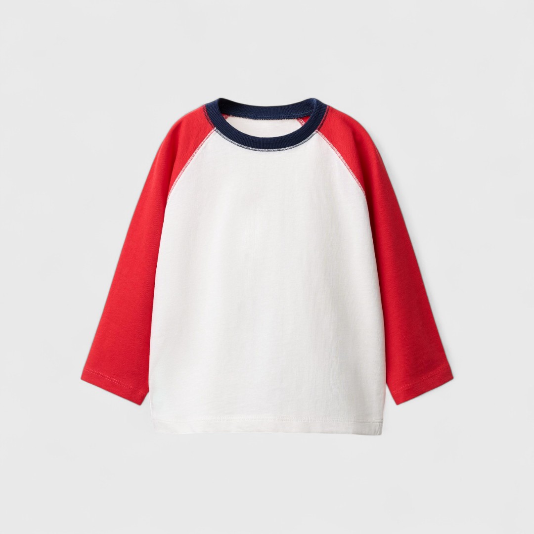 Красная футболка с длинным рукавом