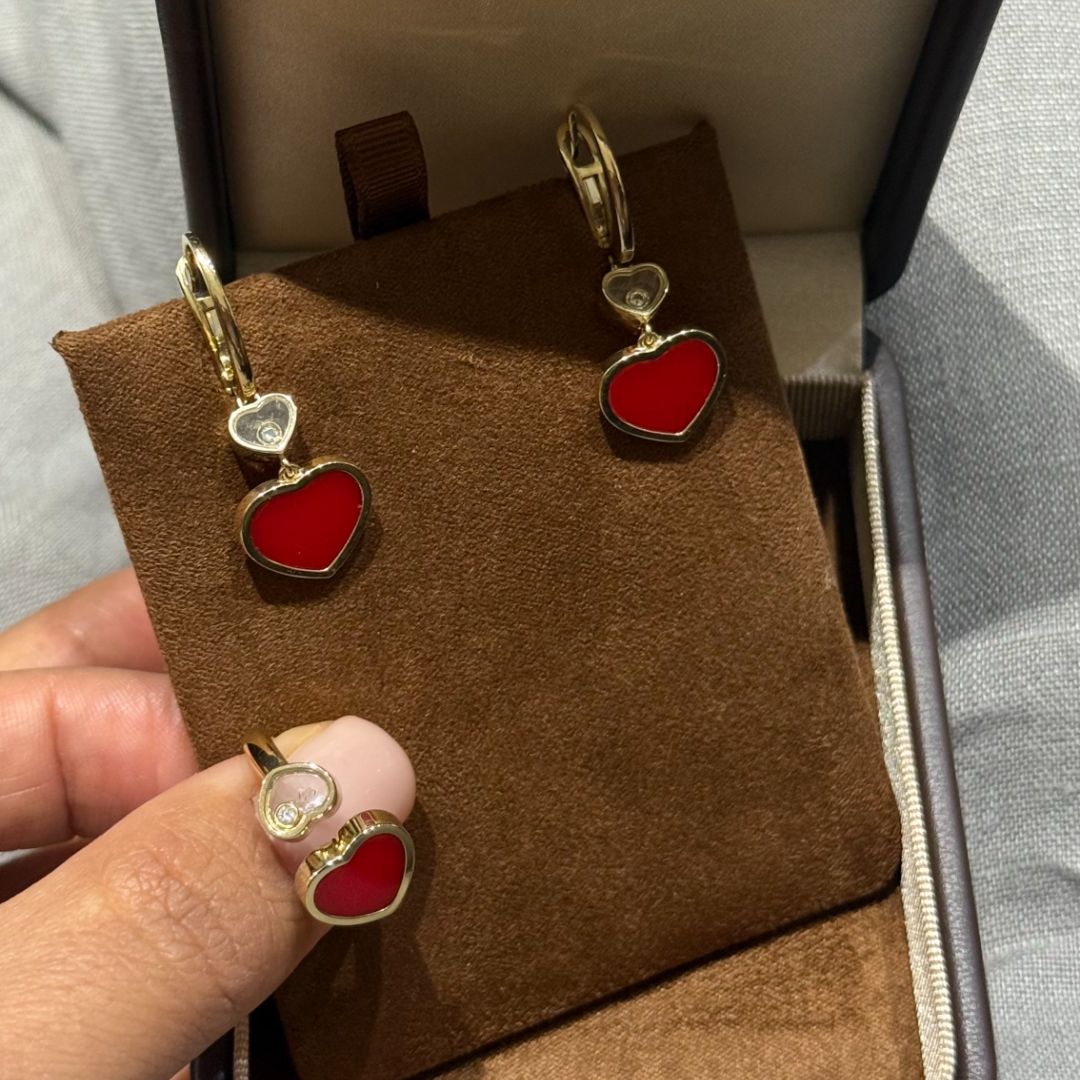 Золотые серьги и кольцо с красными сердцами