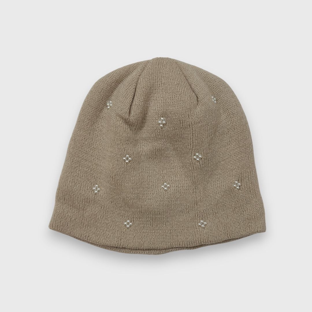 Бежевая вязаная шапка с украшениями