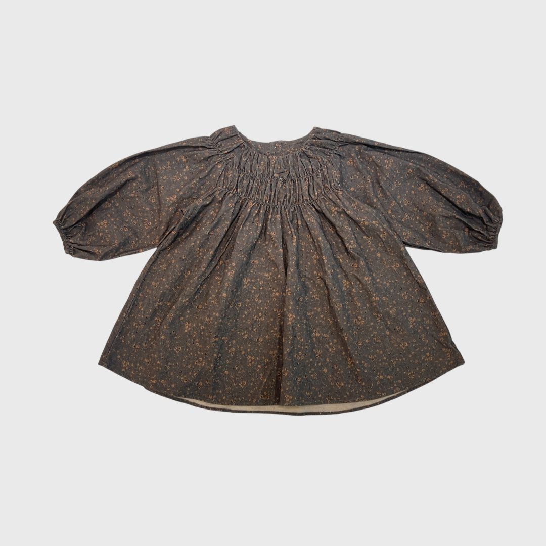 Коричневое платье с цветочным принтом