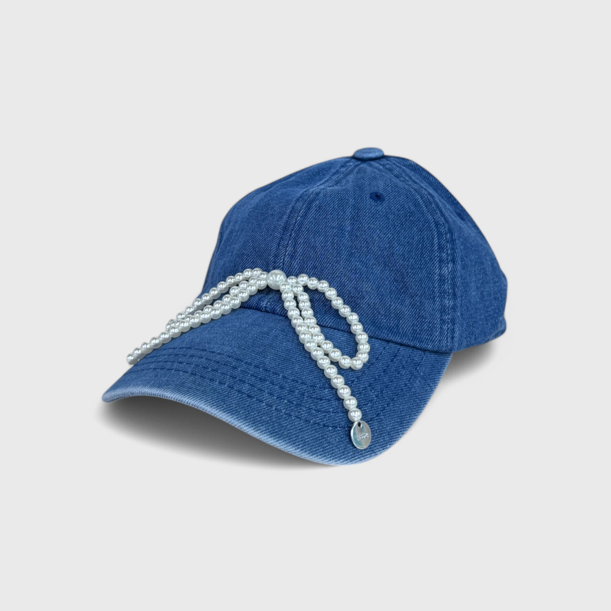Джинсовая кепка с жемчугом