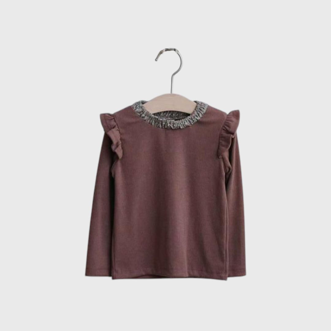 Розовая кофточка с рюшами