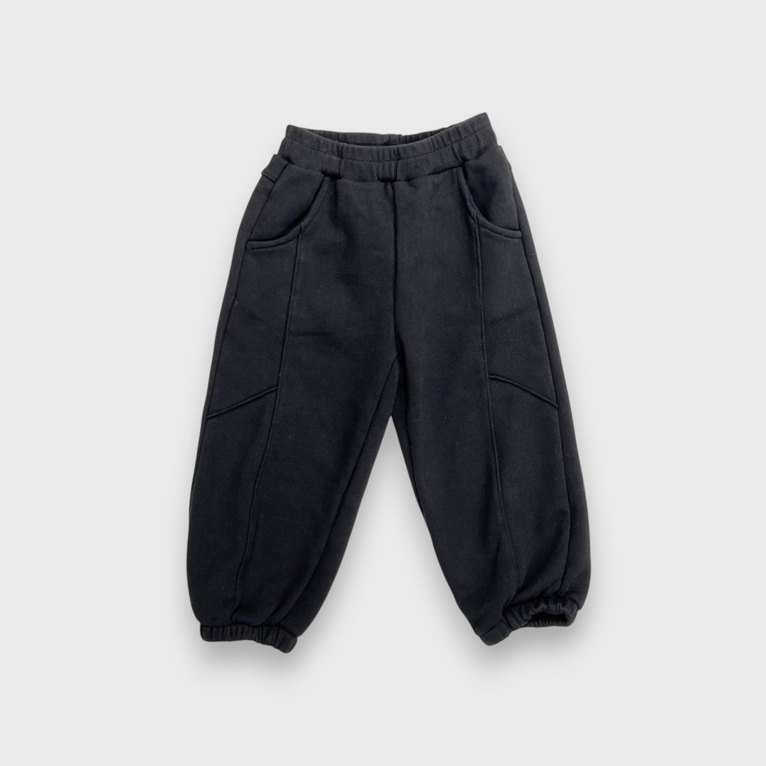 Темные спортивные брюки