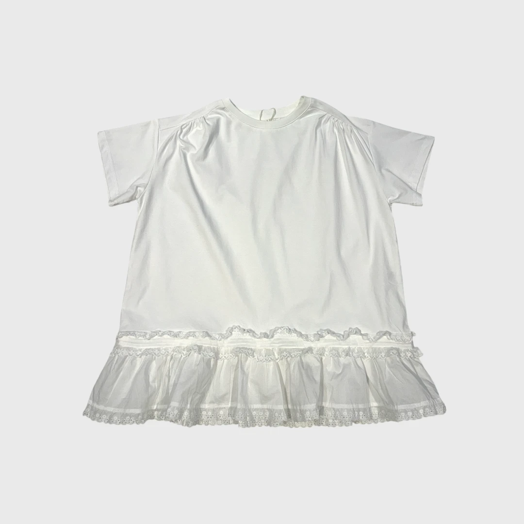 Белое платье-футболка с воланами