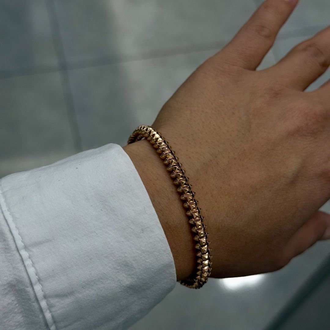 Золотой браслет с шипами