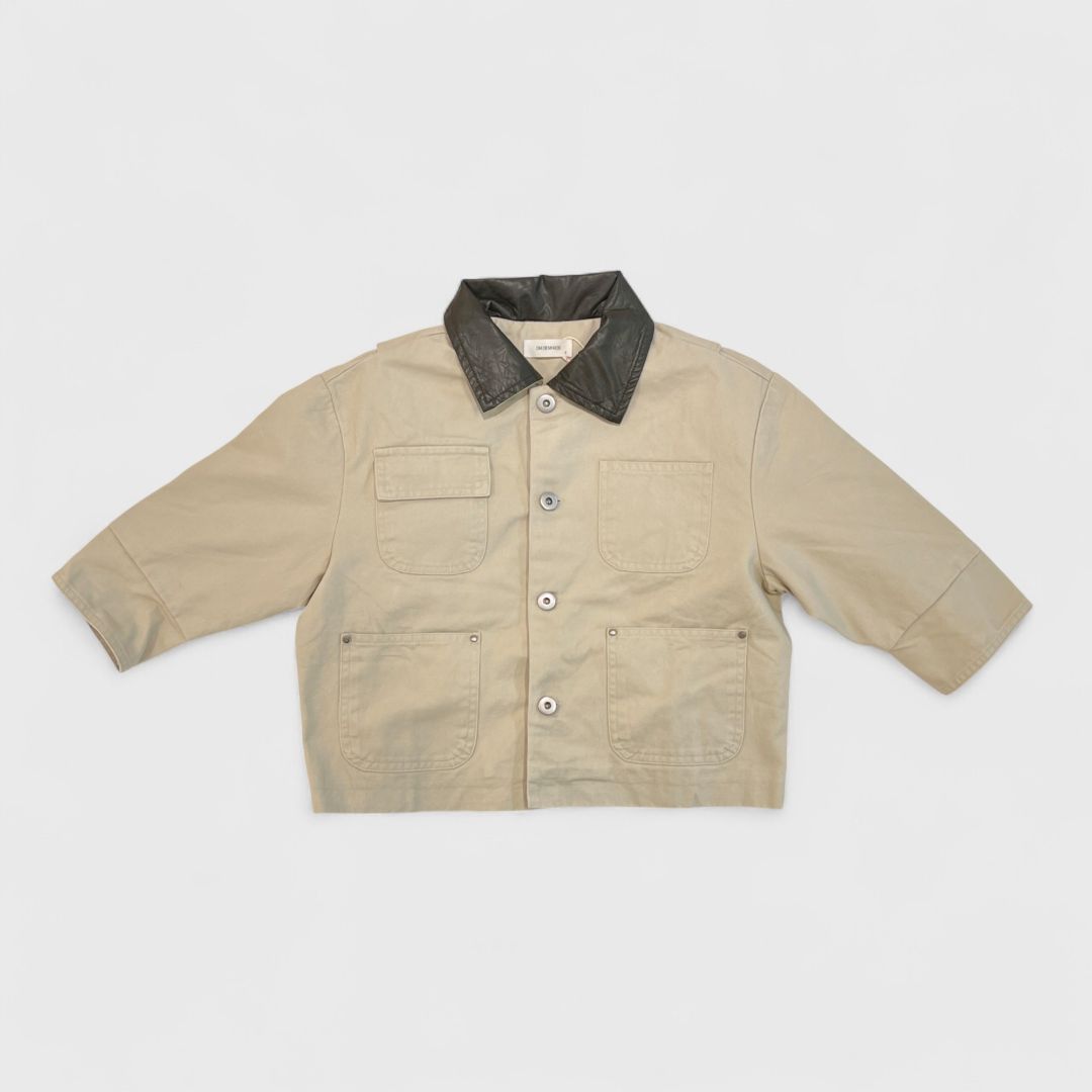 Бежевая куртка с кожаным воротником