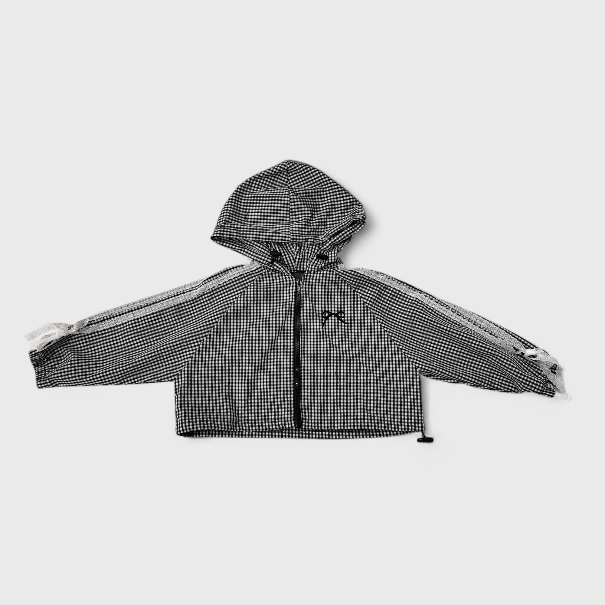 Черная куртка с капюшоном