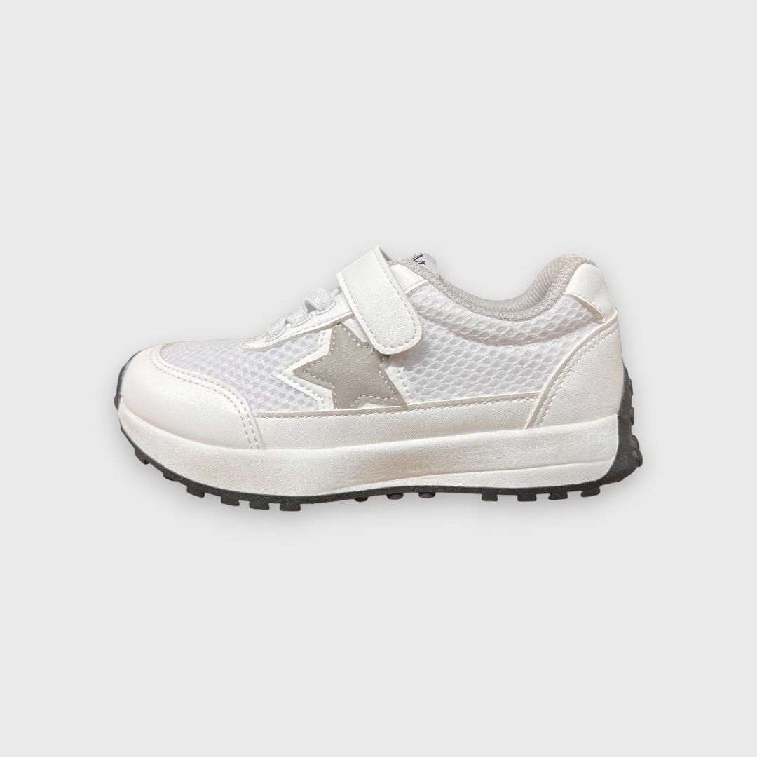 Белые кроссовки