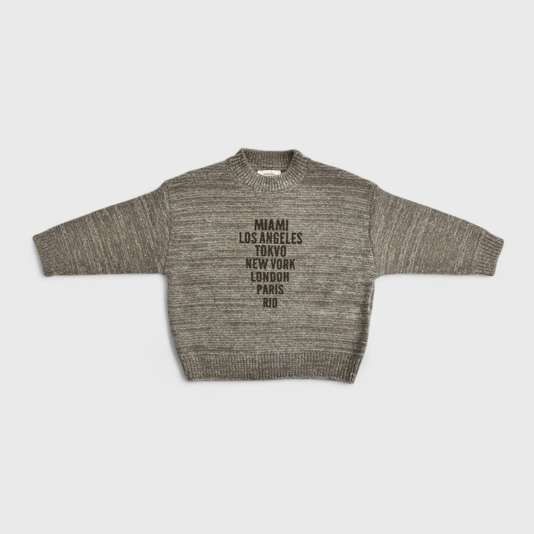 Серый свитер с городским принтом