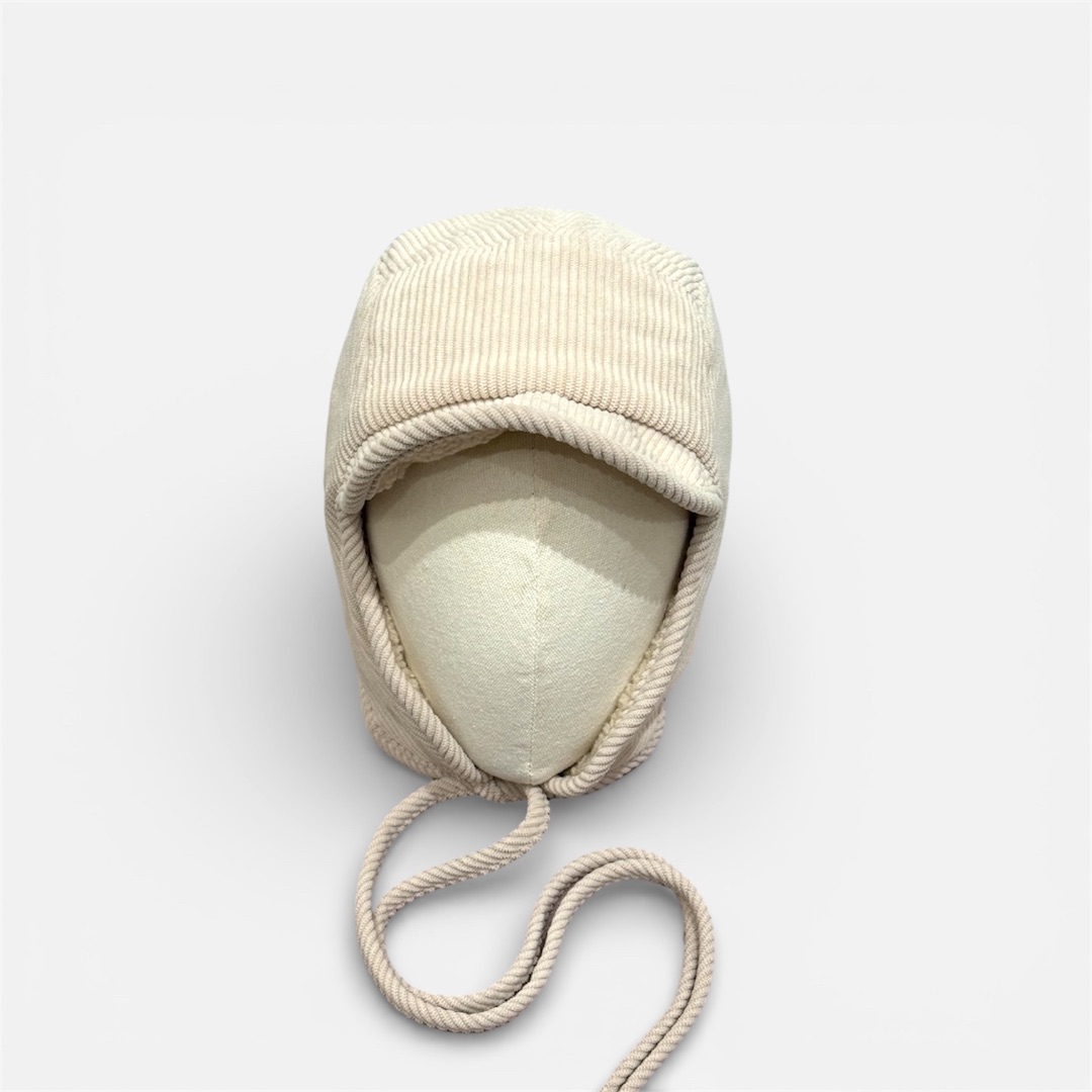 Бежевый зимний берет из вельвета