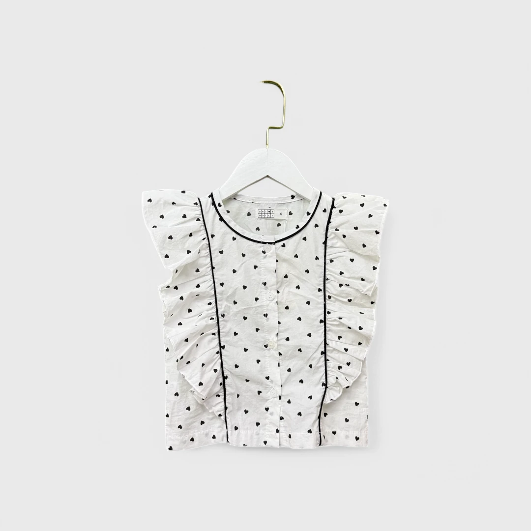 Белая блузка с черными сердечками