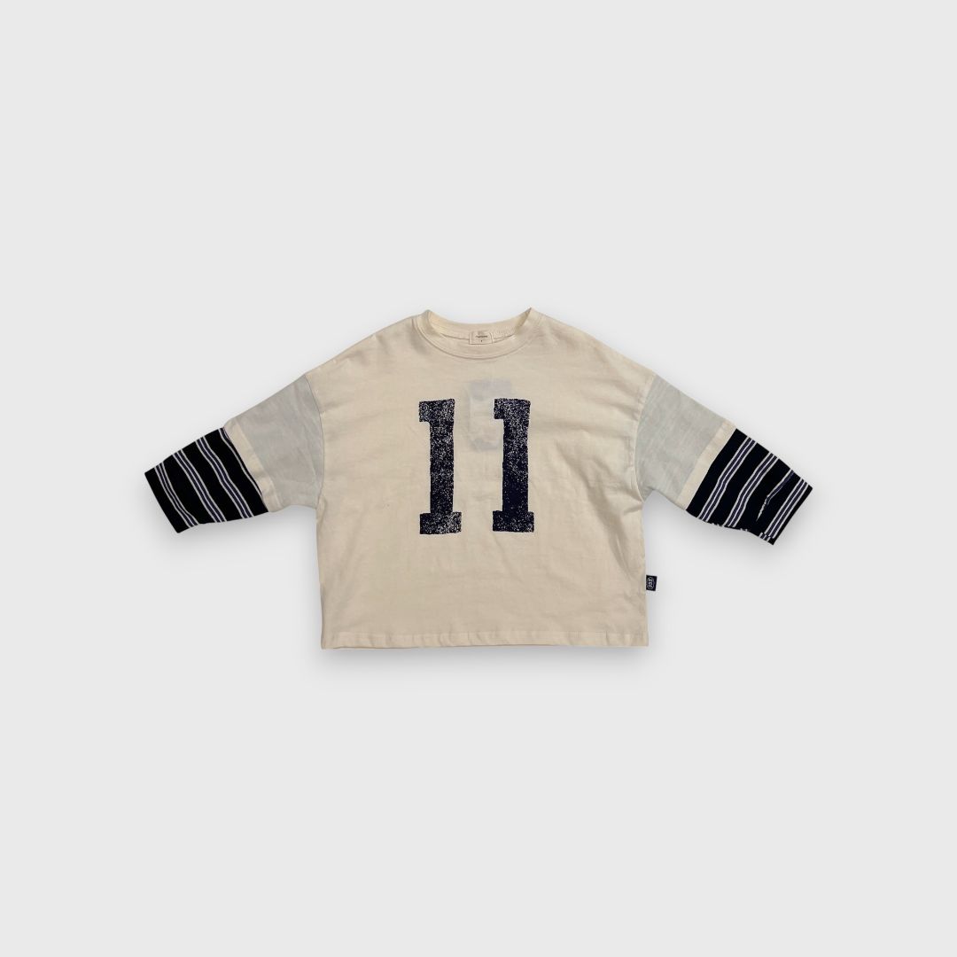 Бежевая футболка с номером 11