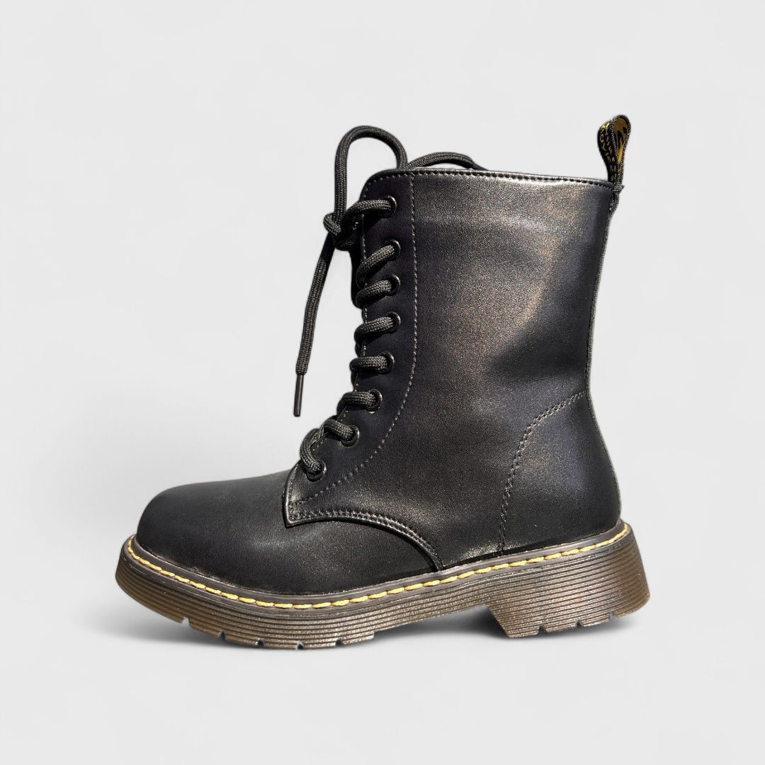 Черные ботинки