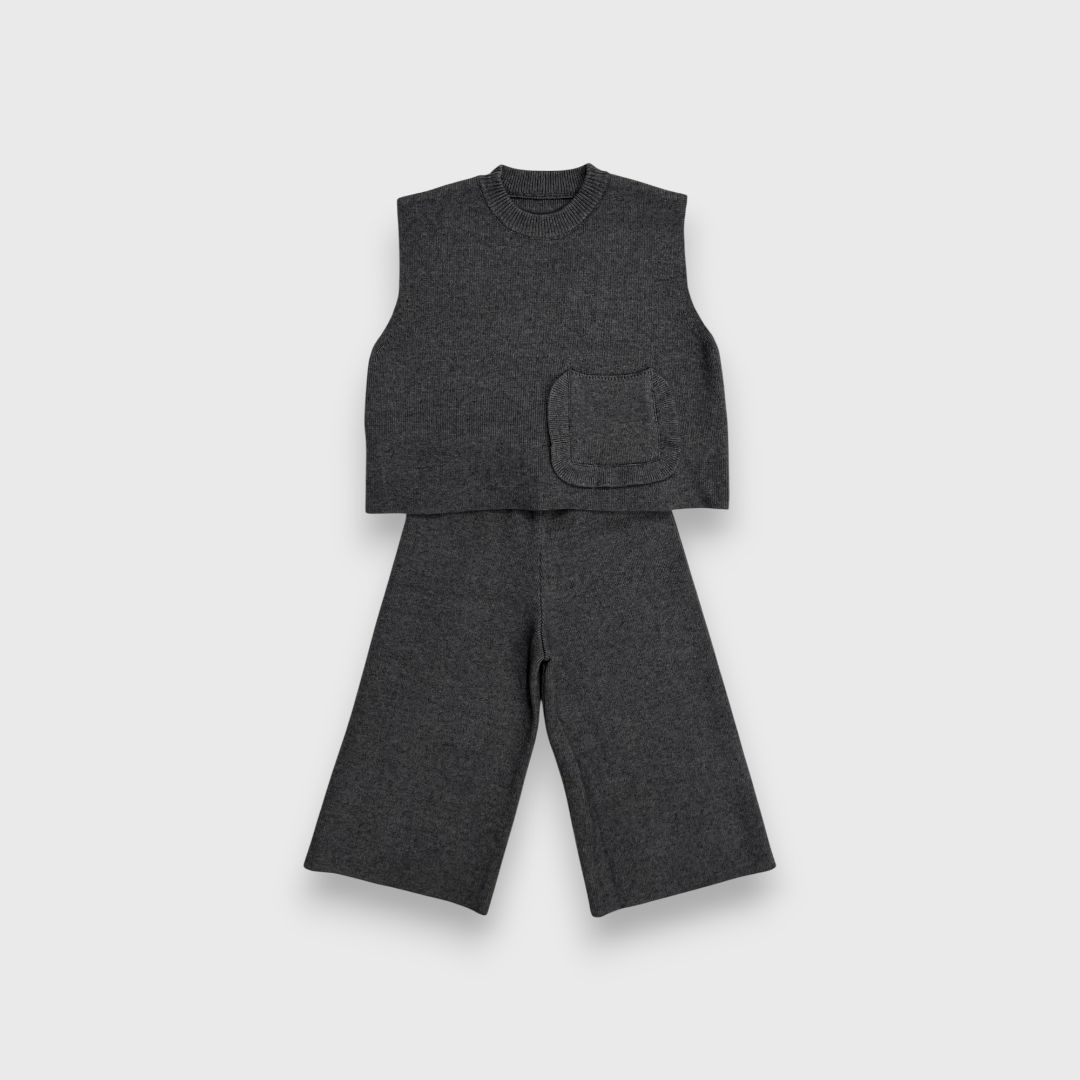 Серый костюм без рукавов