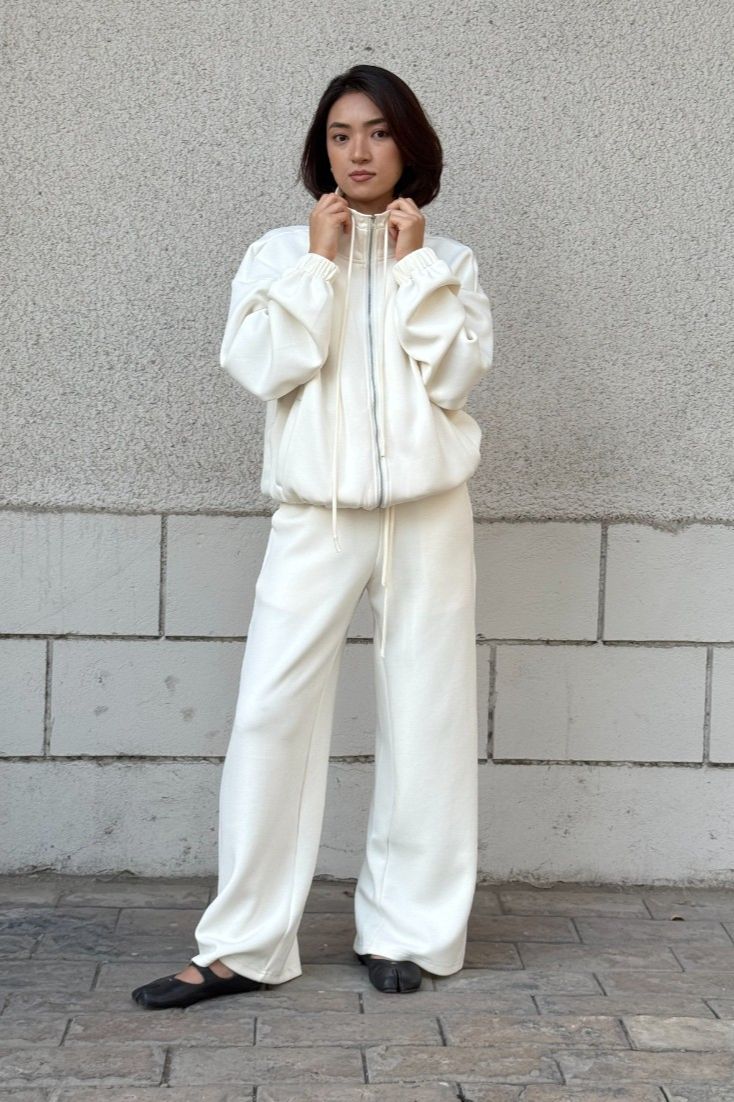 Белый спортивный костюм