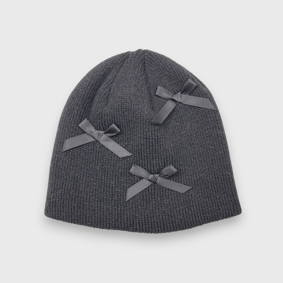 Серая шапка с бантиками