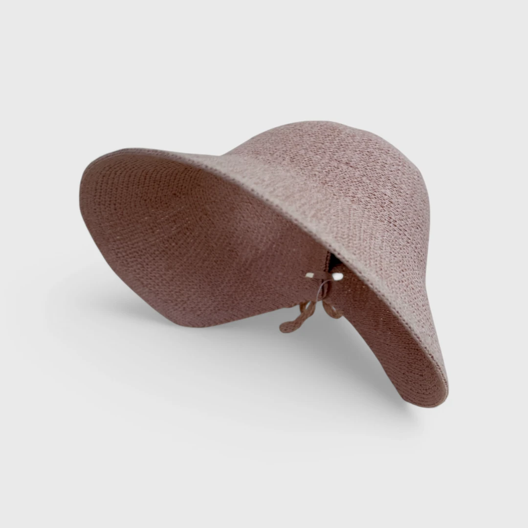 Розовая шляпа с широкими полями