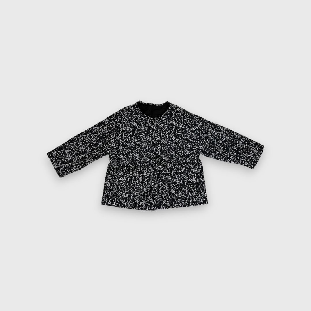 Черный свитер с длинным рукавом