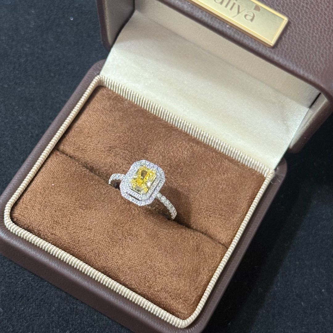 Золотое кольцо с желтым бриллиантом