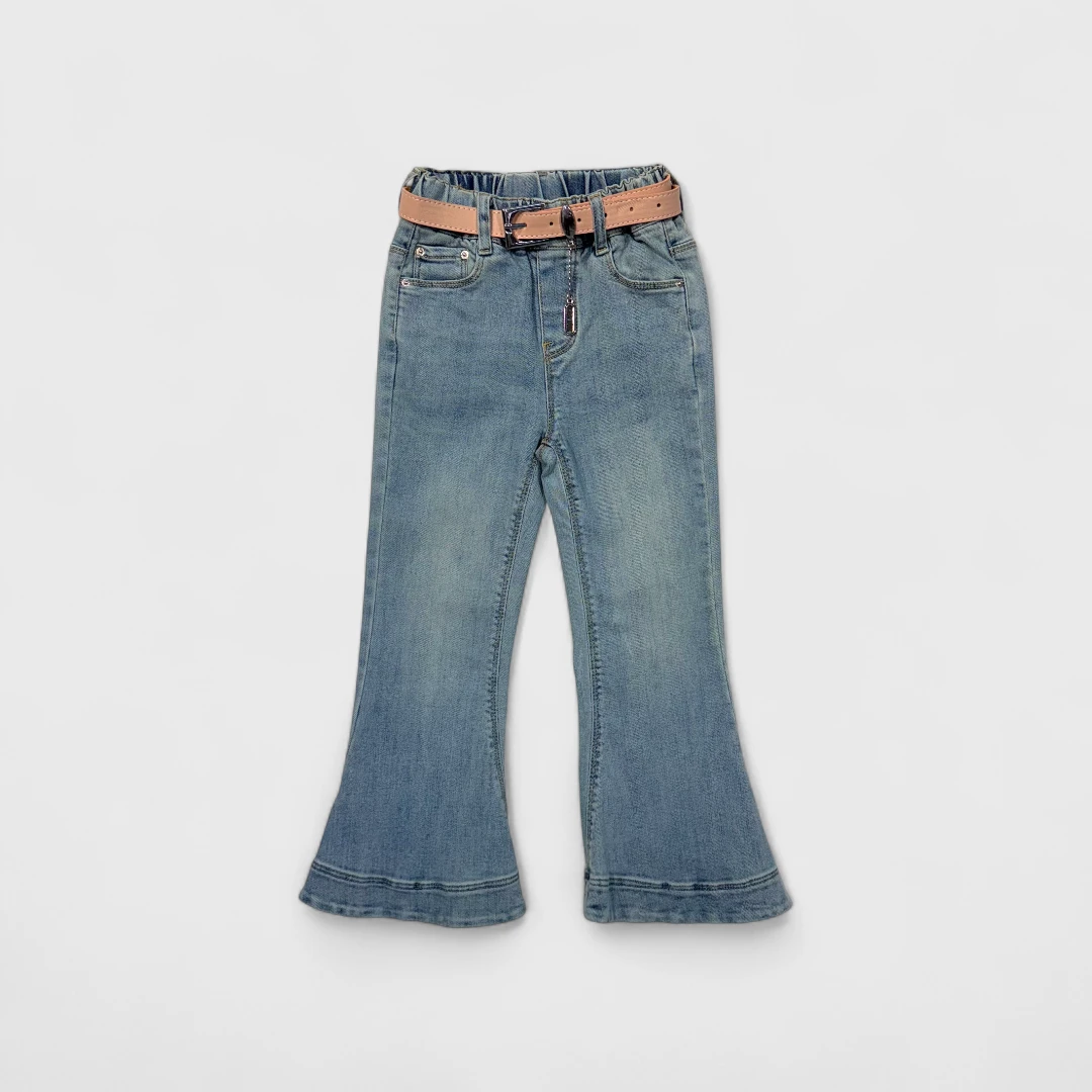 Синие джинсы с ремнем