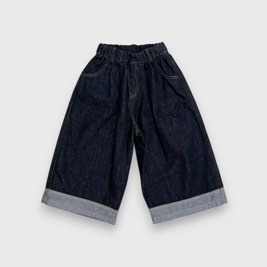 Темно-синие джинсы с широкими штанинами