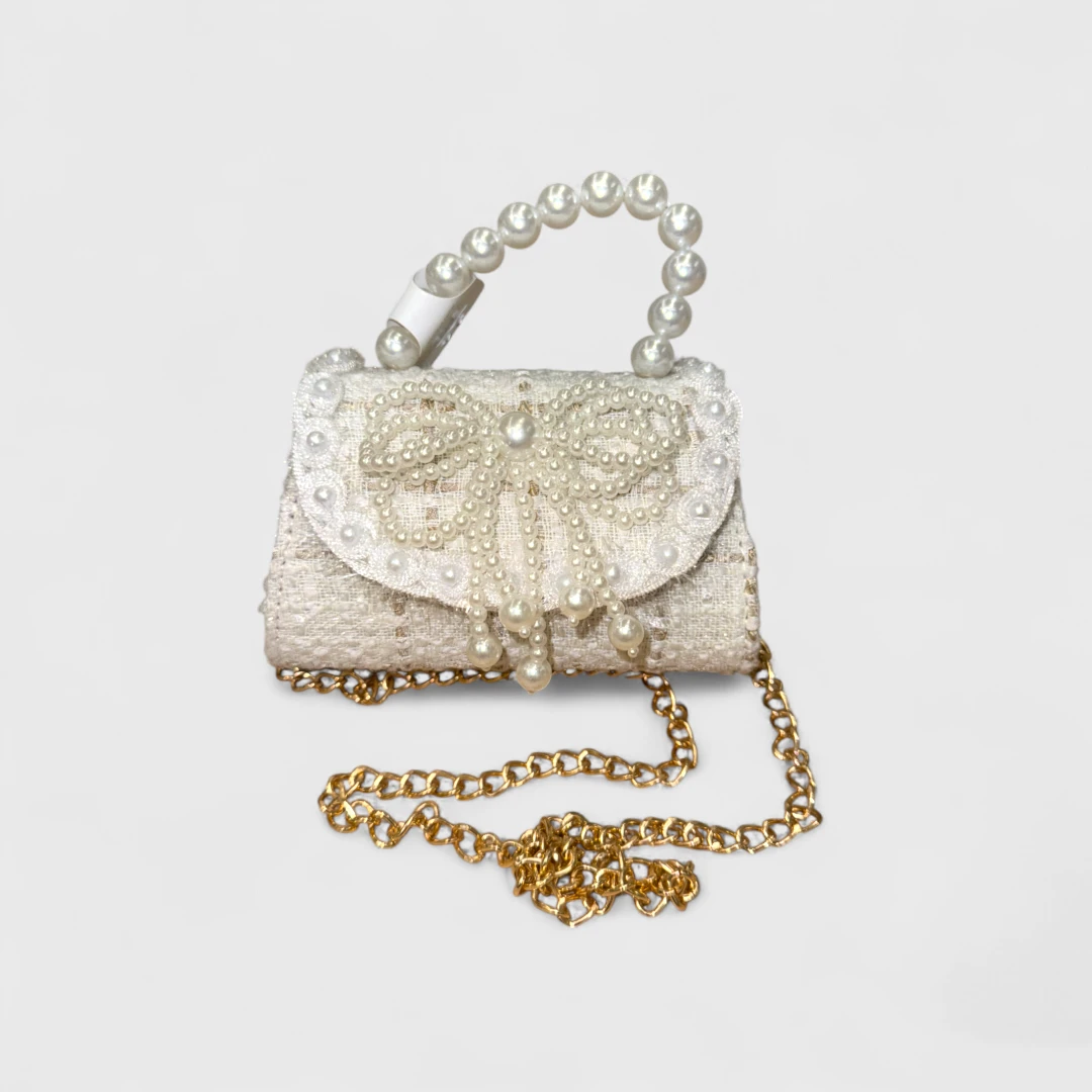 Белая сумочка с жемчугом и бантом